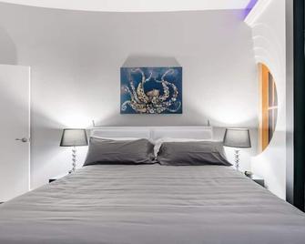 Green Door Lofts-Retro Loft - Silos/Downtown - Waco - Bedroom