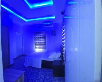 Port Harcourt-Family-sized Apartment with Lovely Rooms for Perfect Relaxation - Port Harcourt - Bedroom