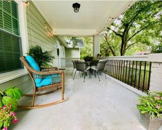 Greer Twin Cottage B - Walk to City Park and Downtown Greer - Greer - Patio