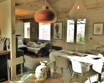 Contemporary cabin on the pond of HEDE - Hédé - Comedor