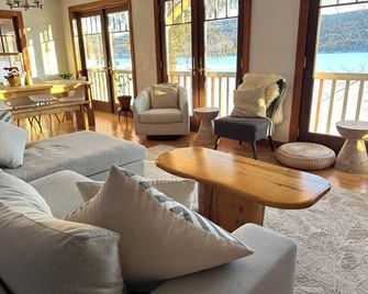 Charming Lakefront Cottage on Lake Mascoma - Enfield - Sala de estar