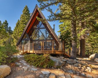 Mountain Modern The Tahoe A-Frame w Private Pier - Homewood