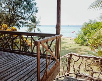 Bunga Jabe Beach - Karimunjawa - Balkon