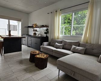 Casa Dalia, Charming 2-bedroom house in lovely Chitre with AC, WiFi - 치트레 - 거실