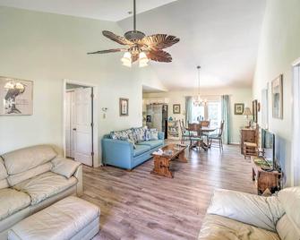 Oak Island Home with Yard Less Than 1 Mi to the Beach! - Oak Island - Sala de estar