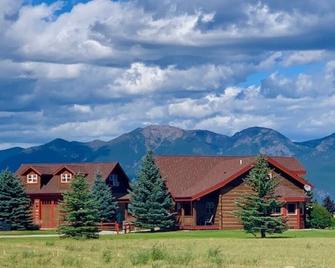 Montana Dreams Getaway - The Lodge - Bigfork - Building