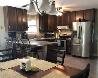 Petoskey Getaway relaxing home in a great location - Petoskey - Kitchen