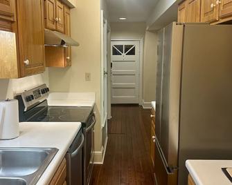 Fully furnished garden apartment located 1.5 blocks from beautiful Forsyth Park. - Savannah - Kitchen