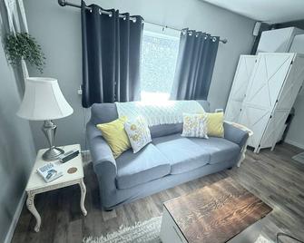Finally Home Guesthouse - Burns - Living room