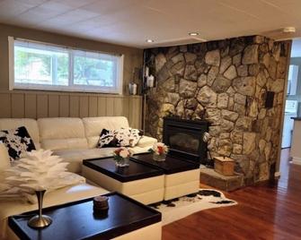 The Chirping Cricket Bed & Breakfast - Peachland - Living room