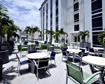 Hotel Dello Fort Lauderdale Airport, Tapestry Collection by Hilton - Dania Beach - Terasa