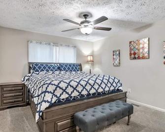Cheerful 3-bedroom 3bath with fire pit and patio - Hampton - Bedroom