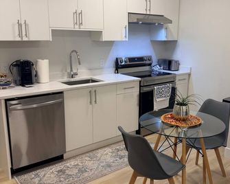 Family-Friendly 2br Suite, Pet Friendly, Trails Nearby, Easy Vancouver Access - Maple Ridge - Kitchen