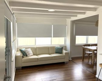 The Boat & Crew - 4 bedroom close CBD and Beach - Port Macquarie - Wohnzimmer