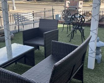Midtown Inn & Suites - La Junta - Binnenhof