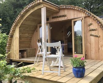 Luxury Cosy Vineyard Eco Cabin: 'The Grape Escape' near Halesworth & Southwold - Halesworth - Patio