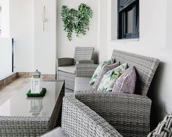 Nautilus 3 - Elegante Apartamento para 6 con Piscina, Wifi y AC en Rota - Rota - Innenhof