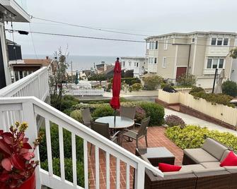 Steps to the sand! Luxury Ocean View home on walk-street! - Manhattan Beach - Balkon