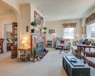 1 Mi to Old Town Lansing: Home w/ Furnished Deck - Lansing - Living room