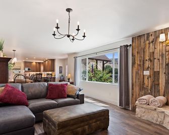 Winery Estate House - Palisade - Living room