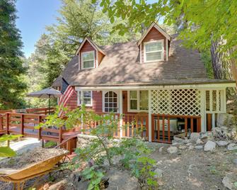 Vintage Snow White Cottage about 2 Miles to Village! - Lake Arrowhead - Edificio