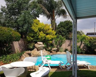 Elgin Guest Unit - كمبتون بارك - حوض السباحة