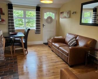 Yew Tree Bungalow, Onneley, Cheshire - Crewe - Living room