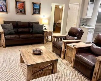 Stanley Hollow - 60 Acres, Starlink Satellite WiFi, 2 miles of private hiking - Stanley - Living room