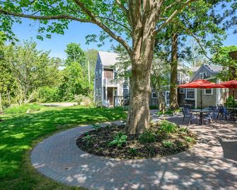 Isaiah Hall Inn - Dennis - Patio