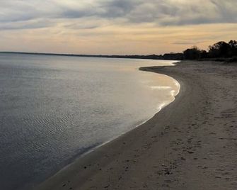 Sandy Neighborhood Private Beach Getaway in Huron - Huron - Pláž