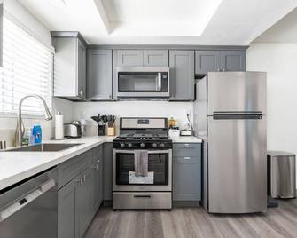 City Retreat Minutes to DT - Alhambra - Dapur