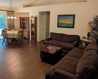 Country Retreat in North Central FL Oasis w/ Firepit, WiFi & Nearby Springs - Old Town - Living room