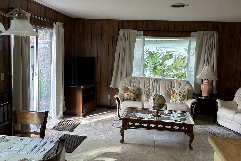 Furnished, lakefront 2/1 house in Ocala Nat'l Forest - Silver Springs - Вітальня