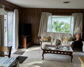 Furnished, lakefront 2/1 house in Ocala Nat'l Forest - Silver Springs - Wohnzimmer