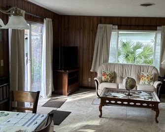 Furnished, lakefront 2/1 house in Ocala Nat'l Forest - Silver Springs - Вітальня