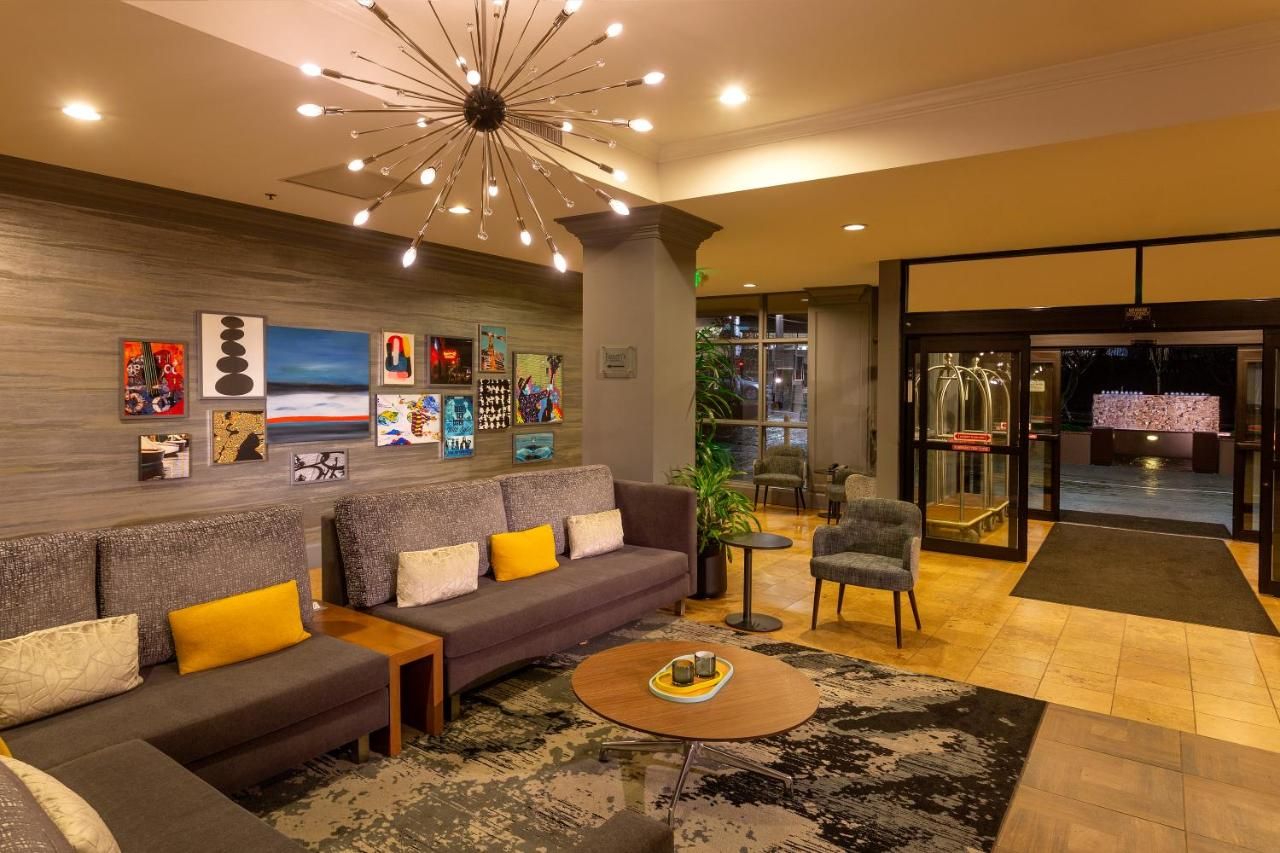 Lobby view of Silver Cloud Hotel - Seattle Broadway