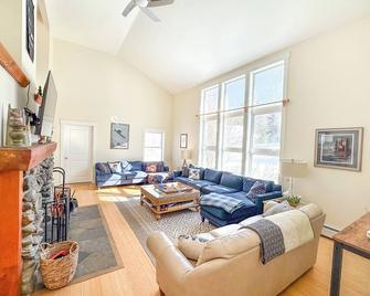 Beautiful Country Home with Hot Tub & Pool Table - Warren - Wohnzimmer