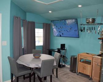 Cozy Cabin On The Water -Full Access - Kemah - Dining room