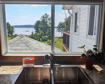 Boutique Muskoka Oasis. Waterfrontfirepithottub - Sundridge - Bedroom