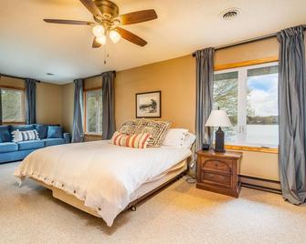 Stylish Long Lake Lodge: 1 hr from Twin Cities w game room, fire pit, lakefront - Centuria - Sypialnia