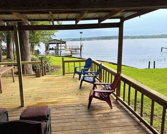 Peaceful lake front home with wrap around porch and relaxing views! - Farmerville - Patio