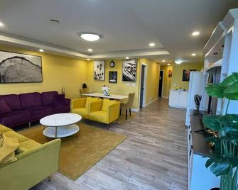 Home away from home - Winnipeg - Salon