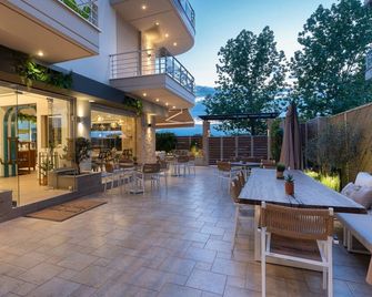 Elle Rooms & Suites - Paralia - פטיו