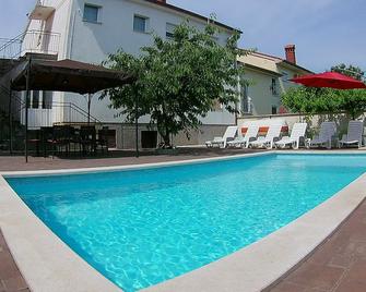 Large family apartment with private pool - Pula - Piscine