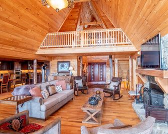 7 Bd Log Cabin Retreat- Game Rm, Hot Tub, Room for the Whole Family! - Grassy Creek - Living room
