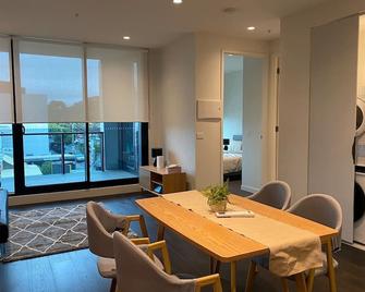 Modern 2-Bed Apt with Parking in West Melbourne - Melbourne - Dining room
