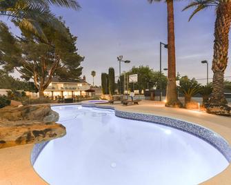 Large, Luxurious 5 Bed, 4 Bath Resort Villa, 3/4 Acre Tennis/Basketball Courts - לאס וגאס - בריכה