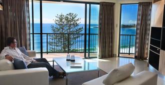 Peninsular Beachfront Resort - Mooloolaba - Living room