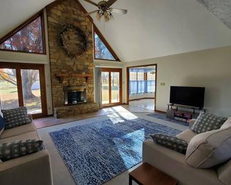 Spacious 4-bedroom house, + bonus rm in Serene Country Setting - sleeps up to 11 - Mooresville - Living room