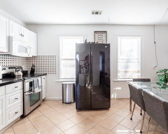 Sunny & Spacious 2bd 1ba Wfh Apt-Huge Yard & Patio - Fairfield - Cocina